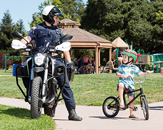 Moto elettrica per polizia Zero Motorcycles in carica